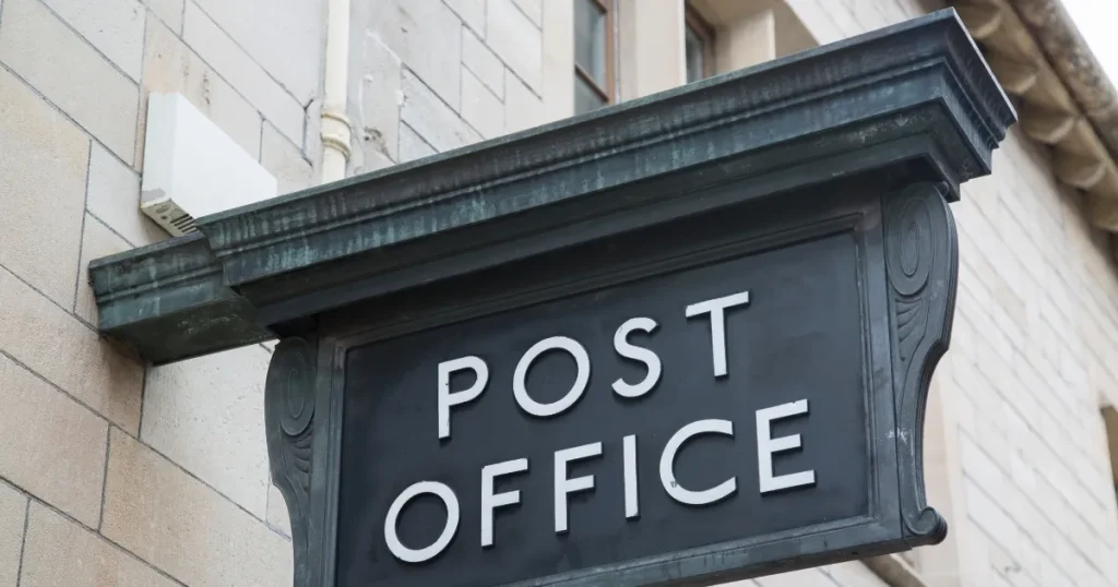 歴史的な雰囲気を感じさせる郵便局（Post Office）の外観。履歴書を特定記録郵便で郵送する際の基本マナーを象徴するイメージ。