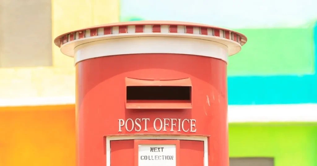 明るい背景の中で存在感を放つ赤い郵便ポスト。履歴書を特定記録郵便で送る際のQ&Aを象徴するイメージ。