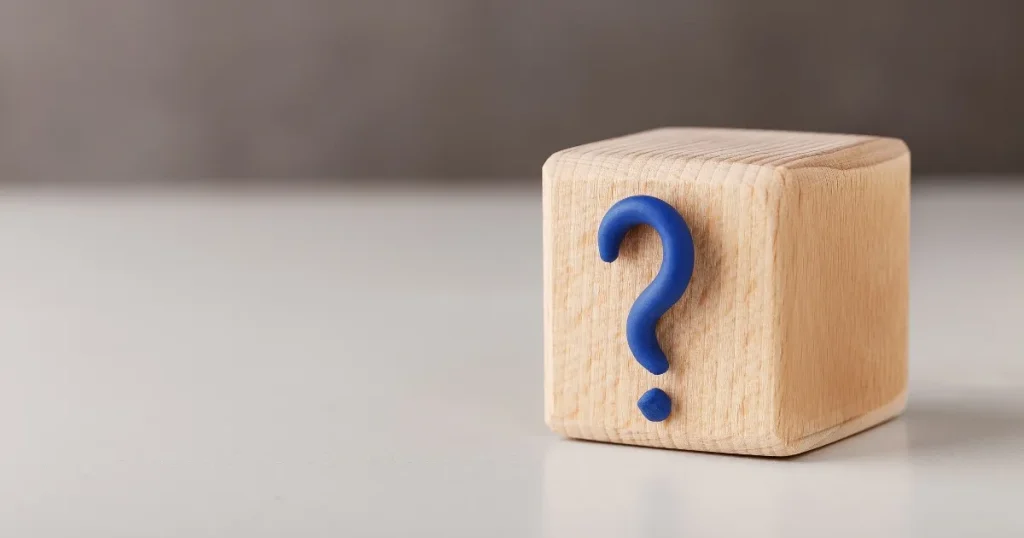 クエスチョンマークが印された木製の立方体。面接における逆質問の質問例とその重要性を象徴するシンプルなデザイン。