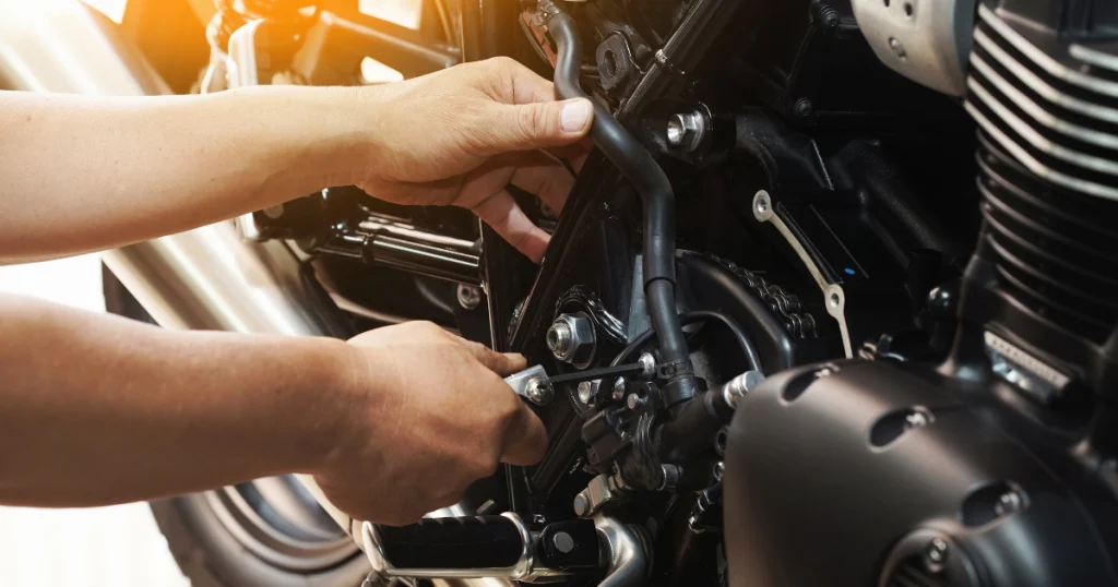 バイク整備士がバイクの部品を点検・整備している様子