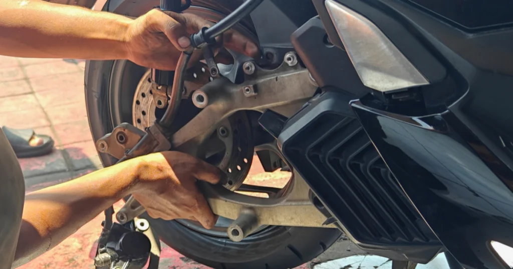 バイク整備士になるには必要な機械への興味や丁寧な作業を表すバイク整備の様子