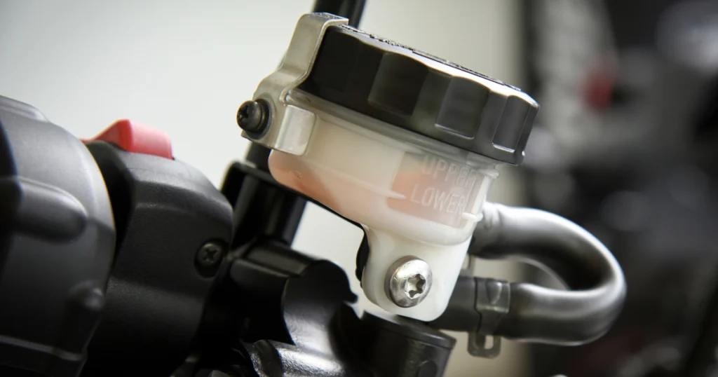 バイク整備士になるには未経験から資格取得支援のある職場を選ぶことが大切だと示すバイク部品の画像