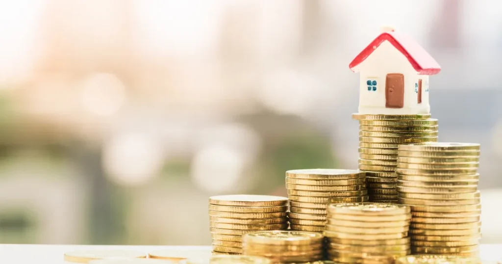 未経験から不動産業界へ就職するための転職準備や求人比較を表す住宅模型とコイン