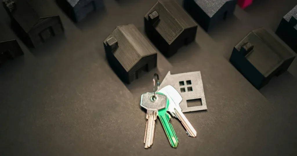 不動産業界への就職に向いている人の特徴を示す住宅模型と鍵のイメージ