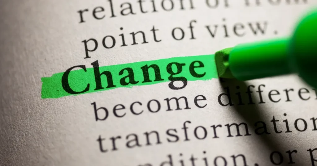 「Change」の文字を緑色の蛍光ペンで強調した写真。宅建資格や不動産営業の経験を活かした転職をイメージ。
