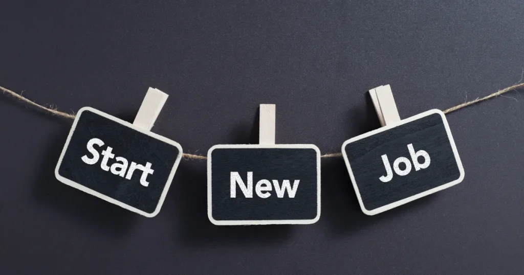 Start New Jobと書かれた札が並び、宅建資格を活かして未経験から不動産業界へ転職する方法を表すイメージ