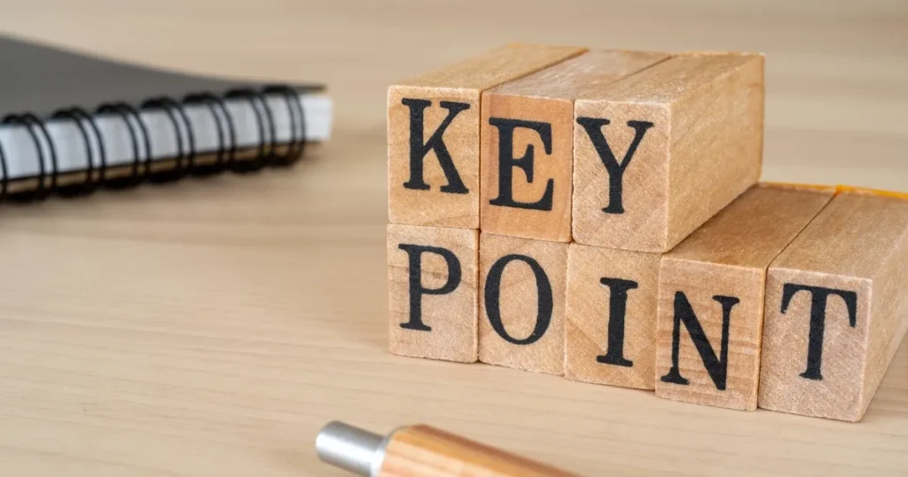 「KEY POINT」と書かれた木製ブロックで、宅建士の志望動機で熱意と適性を伝えるポイントをイメージした画像