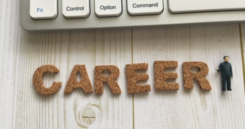 キーボードの前に並べられた「CAREER」のコルク文字とビジネスマンの模型で、職務経歴書の書き方・フォーマットをイメージした画像