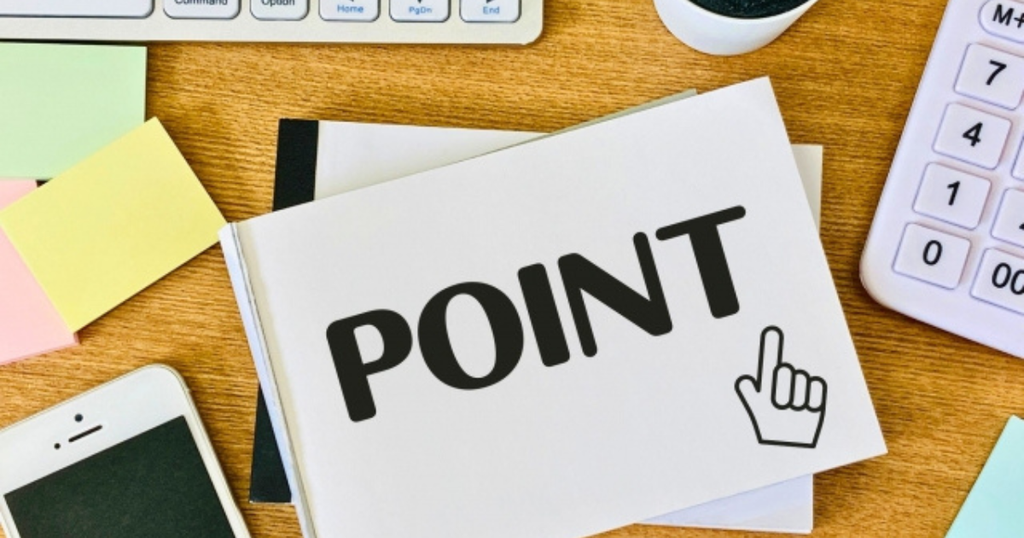 デスクに置かれた「POINT」と書かれたメモ帳で、採用担当者に伝わりやすい職務経歴書を書くポイントをイメージした画像