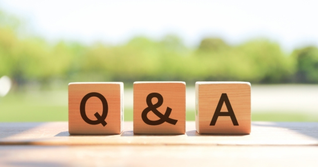 「Q&A」と書かれた木製ブロックで、職務経歴書の書き方に関するよくある質問をイメージした画像